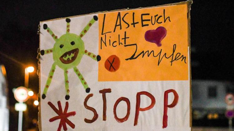 In mehreren deutschen Städten demonstrierten am Sonntag Impfgegner. In Malchin gingen 300 Teilnehmer auf die Straße.