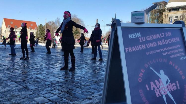Mit Maske und genügend Abstand tanzten Teilnehmer von „One Billion Rising“ im vergangenen Jahr auf dem neuen Markt in Rostock.