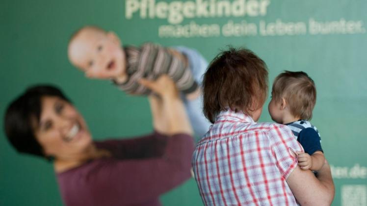 Wenn Kinder aus Familien genommen werden müssen, springen oft Pflegeeltern ein. In Schwerin werden sie dringend gesucht (Symbolbild).