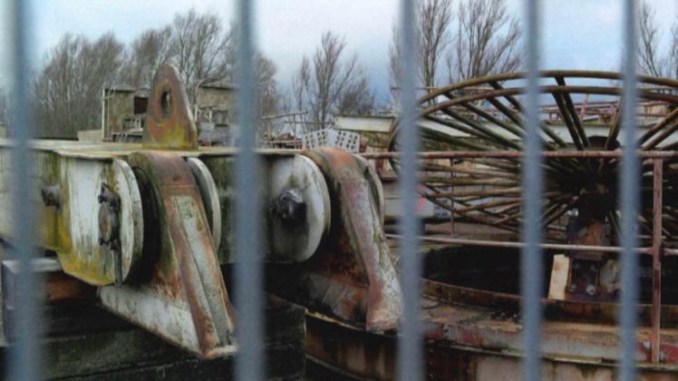 Bis klar ist, was mit dem Möwe-Kran in Zukunft passieren soll, liegt dieser demontiert und in Einzelteilen im Fischereihafen. Bis klar ist, was mit dem Möwe-Kran in Zukunft passieren soll, liegt dieser demontiert und in Einzelteilen im Fischereihafen.