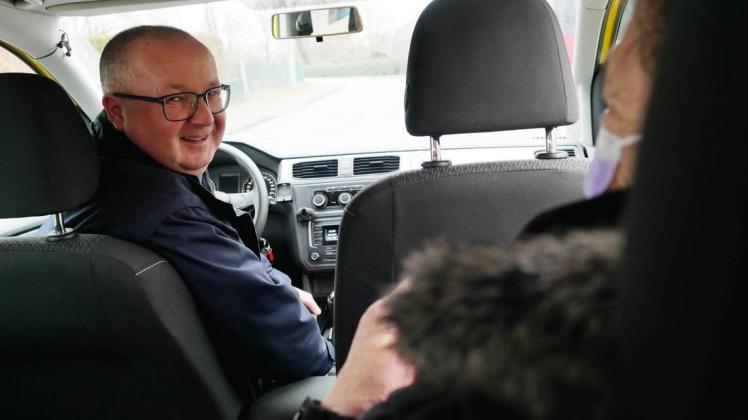 Bereit für die Abfahrt: Rufbusfahrer Axel Stieg chauffiert Senioren wie Jugendliche über die Dörfer.