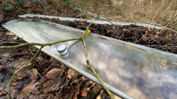 In einem Waldstück bei Gadebusch wurden 1,80 Meter lange Duschwände illegal entsorgt.
