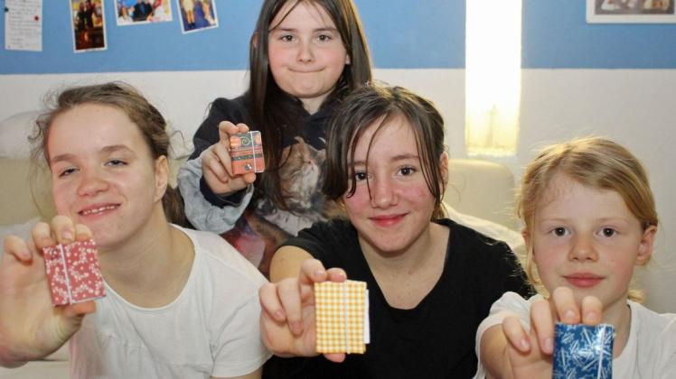 Präsentieren die selbst hergestellten Notizbücher: Josie Russau, Semira Tahiri, Mia Lubitz und Nele Kock (v. l.). Präsentieren die selbst hergestellten Notizbücher: Josie Russau, Semira Tahiri, Mia Lubitz und Nele Kock (v. l.).