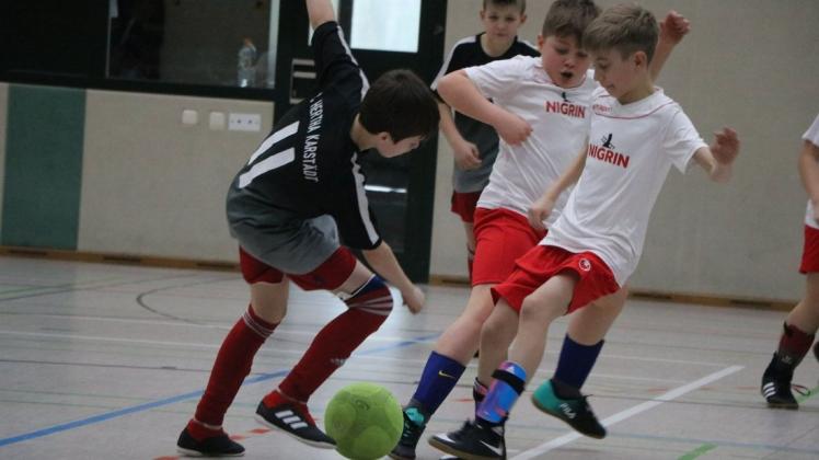Die Schüler der Karstädter Grundschule (l.) gewannen ihr Gruppenspiel gegen die Perleberger Geschwister Scholl-Schule mit 4:0.