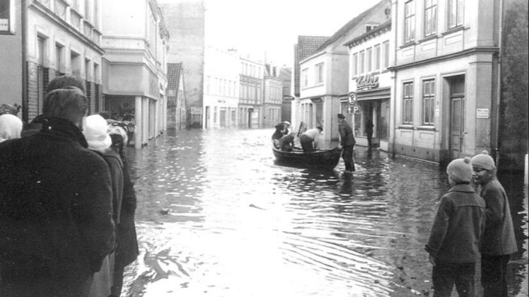 Uetersens Innenstadt, heute Fußgängerzone. Am 17. Februar 1962 wurde sie überflutet.