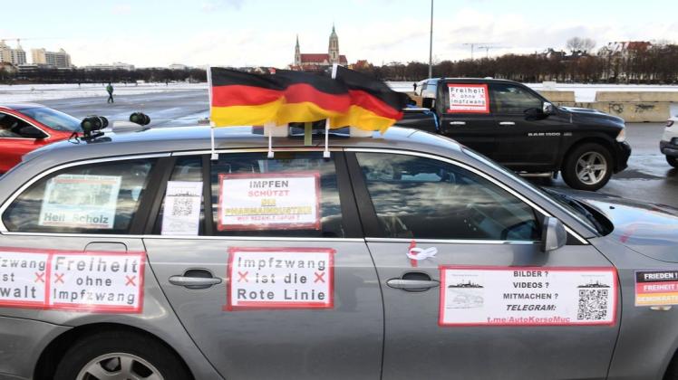 Plakate mit der Aufschrift "Impfzwang ist die Rote Linie" sind auf einem Auto im Protest-Autokorso aufgeklebt. Einen solchen Korso soll es auch in der Prignitz geben. (Symbolbild)