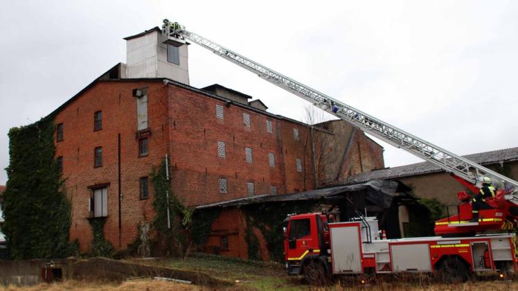 Die Feuerwehr Ludwigslust rückte in Grabow mit der Drehleiter an, um in luftiger Höhe Teile abzumontieren, die beim Sturm herabzustürzen drohten.