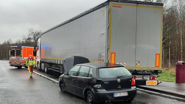 Auf einem Autobahnparkplatz der A24 zwischen Suckow und Putlitz kam es am Donnerstagmorgen zu einem Unfall, bei dem ein Auto unter einen LKW-Auflieger fuhr.