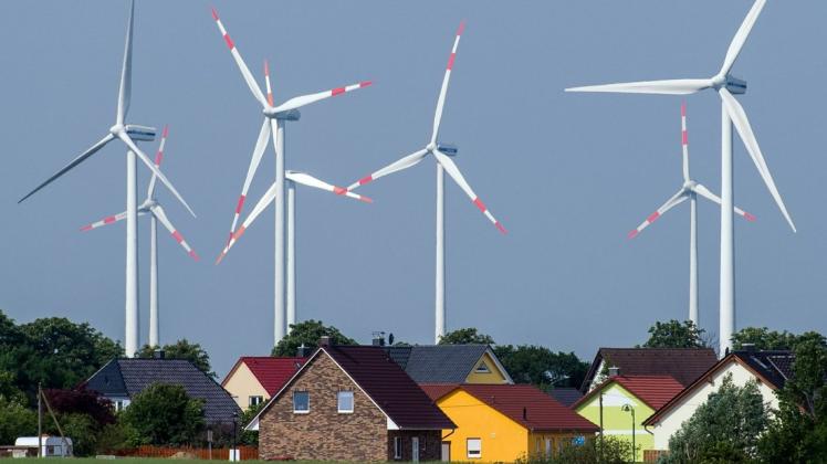Der Infrastrukturausschuss Brandenburg diskutierte am Donnerstag über die Abstandsregeln von Windkraftanlagen.