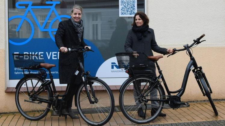 Stellten den E-Bike-Verleih am Ziegenmarkt vor: Anne Schäfer, kaufmännische Leiterin beim Nahverkehr (r.), und Pressesprecherin Doreen Hopp.