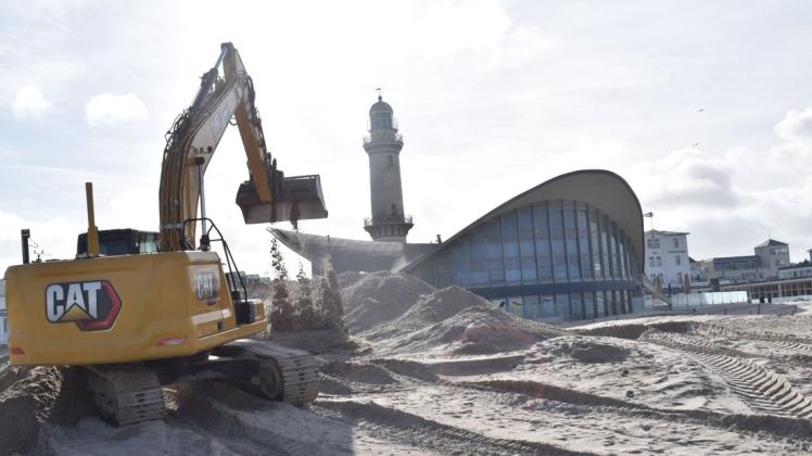 Meterhohe Sandverwehungen werden von den Mitarbeitern des Bauhofes beseitigt, so dass die Gäste wieder an den Strand gehen können.