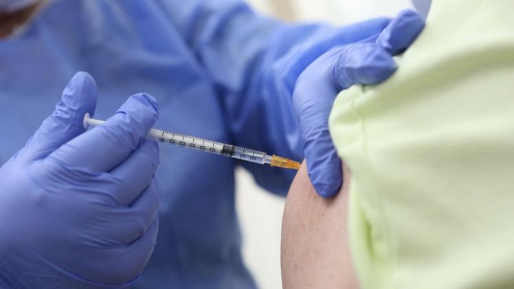 In Pflegeeinrichtungen Mecklenburg-Vorpommerns wird damit begonnen, Bewohner und Mitarbeiter zum vierten Mal gegen Corona zu impfen.