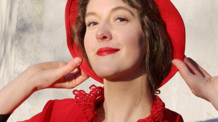Die studierte Philosophin und Theaterpädagogin Isabelle Richter will als Glückslehrerin in der Volkshochschule den Teilnehmern zu mehr Selbstvertrauen verhelfen. Die studierte Philosophin und Theaterpädagogin Isabelle Richter will als Glückslehrerin in der Volkshochschule den Teilnehmern zu mehr Selbstvertrauen verhelfen.