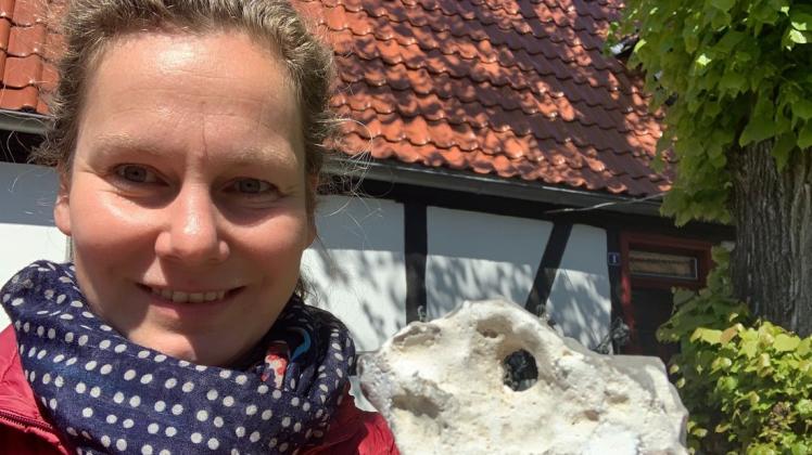 Solche Hühnergötter, wie sie Antje Joost-Hirsekorn zeigt, können am Strand entdeckt werden und an etlichen Warnemünder Häusern. Was es damit auf sich hat verrät, die Stadtführerin. Solche Hühnergötter, wie sie Antje Joost-Hirsekorn zeigt, können am Strand entdeckt werden und an etlichen Warnemünder Häusern. Was es damit auf sich hat verrät, die Stadtführerin.