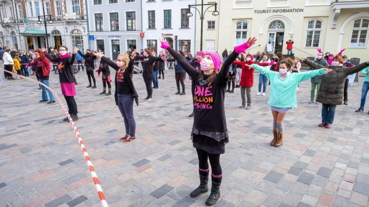 Unter dem Motto „One Billion Rising” tanzten weltweit Frauen, um ein Zeichen für Gewaltfreiheit zu setzen. Auch auf dem Uniplatz in Rostock versammelten sich Menschen.