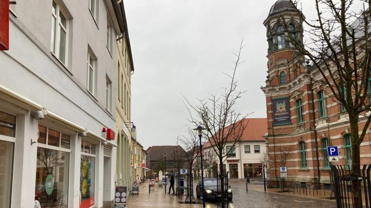 Die Blutstraße in Parchim vor dem Sturm: Hier findet sonst am Sonnabend ein Wochenmarkt statt.