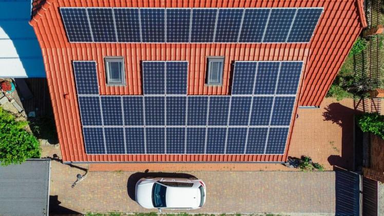 Eine Solaranlage auf einem Eigenheim (Luftaufnahme mit einer Drohne).