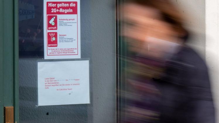 Ein Schild an der Tür eines Restaurants in Potsdam weißt die Besucher auf die  2G+ Regel hin.