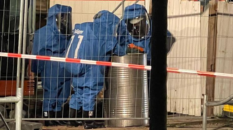 Sicherung der Tonflaschen durch den Spezialtrupp der Feuerwehr