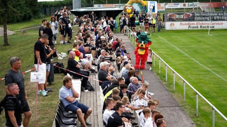 Zuschauer beim Saisonauftakt des FSV Bentwisch gegen den FC Anker Wismar