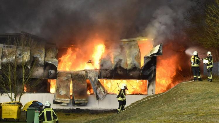 Das Feuer vernichtete das Firmengebäude in Grevesmühlen.