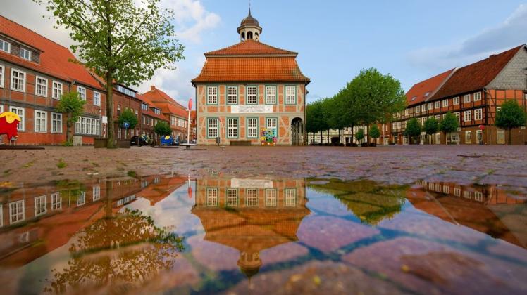 Schön spiegelt sich das Boizenburger Rathaus in den Pfützen auf dem Markt. Die Sanierung der gesamten Altstadt hat viel Zeit und Geld gekostet.