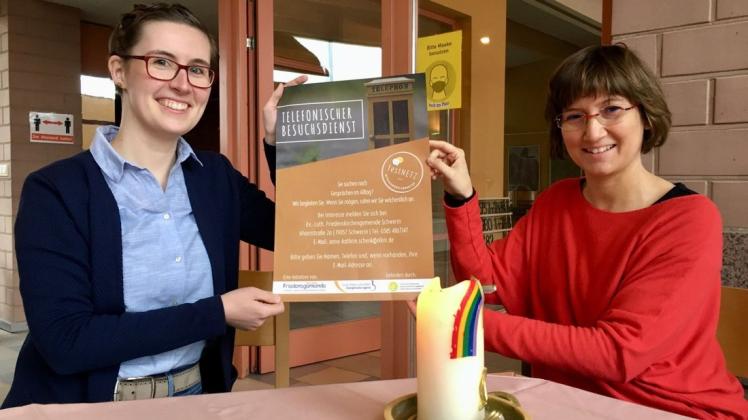Sie haben in Schwerin den telefonischen Besuchsdienst „Festnetz" ins Leben gerufen und suchen noch ehrenamtliche Mitstreiter: Marie-Claire Heuer von der Sozialdiakonischen Arbeit – Evangelische Jugend und Pastorin Anne-Kathrin Schenk von der Friedenskirchengemeinde (r.).