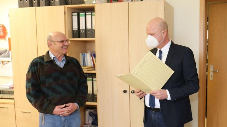Seit vielen Jahren Bürgermeister: Klaus-Dieter Müller (l.) bekommt Glückwünsche von Christopher Pöschke im Auftrag des Landkreises.