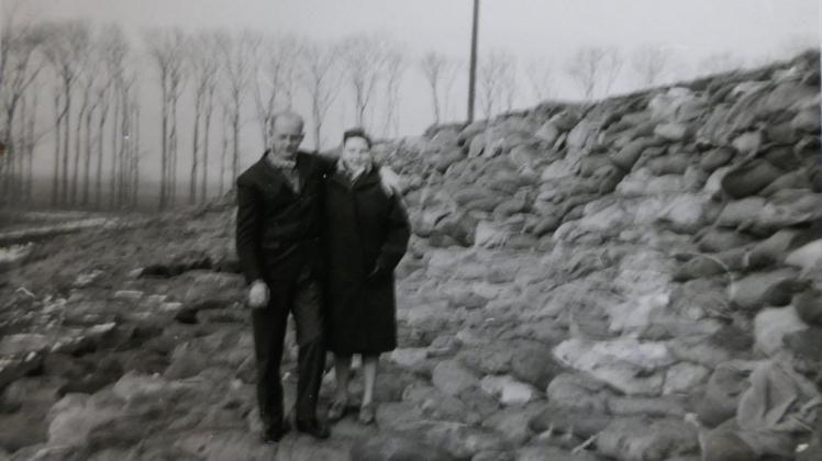 Heinz Tumforde und seine damalige Ehefrau vor dem provisorisch gesicherten Deich.