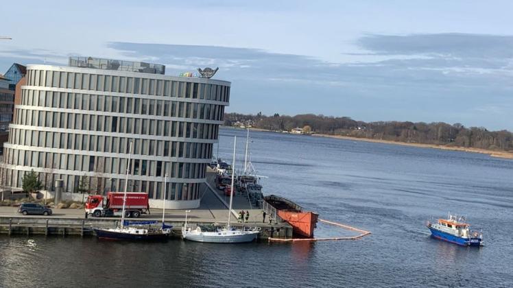 Am Sonntag mussten Feuerwehr und Wasserschutzpolizei hinter dem Aida-Hauptquartier am Rostocker Stadthafen sogenannte Ölschlängel legen, um eine Ölspur vom Wasser zu entfernen.