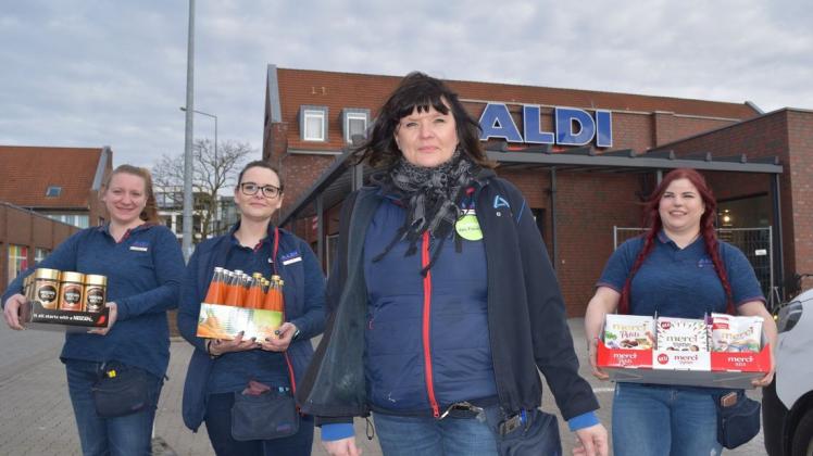 Die Aldi-Mitarbeiterinnen Silke Dorkas (v.l.), Melanie Ott, Fililalleiterin Dorén Franken und Maria Guhrken freuen sich auf die Wiedereröffnung am Freitag um 7 Uhr in der Warnemünder Filiale in der Lortzingstraße 19. Die Aldi-Mitarbeiterinnen Silke Dorkas (v.l.), Melanie Ott, Fililalleiterin Dorén Franken und Maria Guhrken freuen sich auf die Wiedereröffnung am Freitag um 7 Uhr in der Warnemünder Filiale in der Lortzingstraße 19.