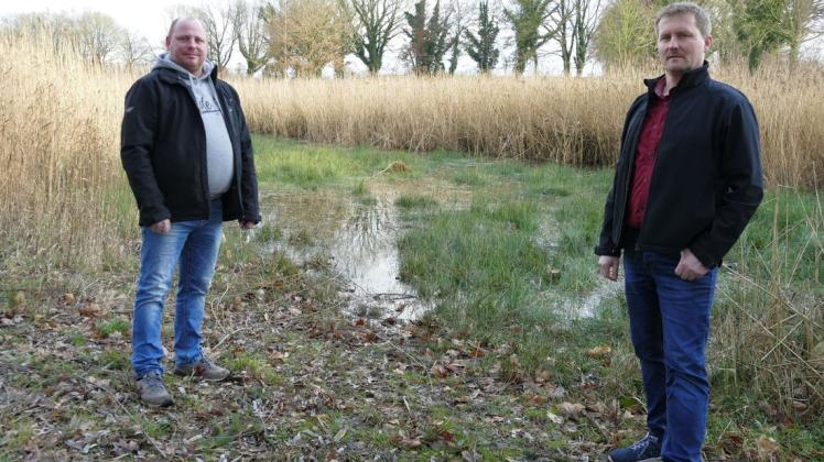 Würde der Töpferteich so viel Wasser führen, wie er sollte, ständen Ortsbeiratsvorsitzender Lars Tippelt (links) und Bürgermeister Mike Gerke bis zu den Schultern im Wasser.