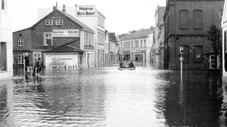 Nur per Boot erreichbar waren die Häuser am Großen Sand 1 bis 20 in Uetersen. Das Wasser stand hier etwa 70 Zentimeter hoch.