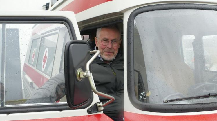 Fahrt in den Ruhestand: Nach 44 Jahren beim Deutschen Roten Kreuz wurde Rettungsassistent Peter Zahn mit dem Barkas B1000 der Schnellen Medizinischen Hilfe aus DDR-Zeiten nach Hause gefahren.