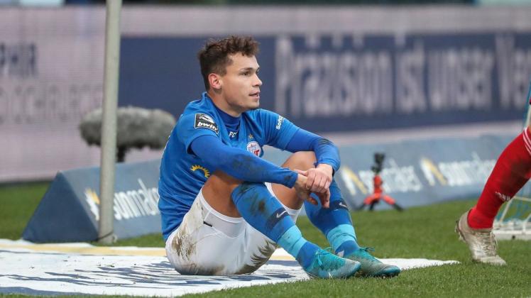 Noch muss Lukas Scherff draußen sitzen, wenn sein FC Hansa spielt. Doch der 25-Jährige arbeitet nach seinem Kreuzbandriss fleißig am Comeback.