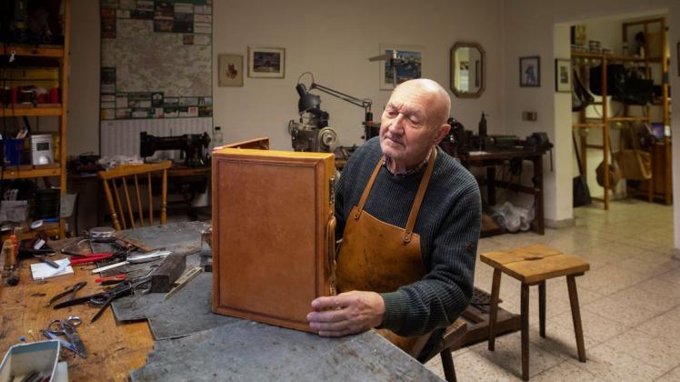 In seiner Lederwerkstatt am Kamp 38 in Osnabrück will der 73-jährige Erhard Stiller so lange arbeiten, bis es nicht mehr geht. Er ist seit 54 Jahren bei Leder Stiller, das einst sein Vater gegründet hat.