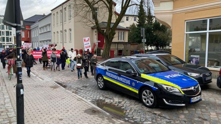 Um die 250 Menschen zogen am Samstag bei einer angemeldeten Demo durch die Rostocker Innenstadt.