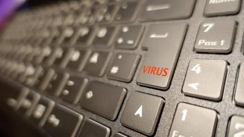 Computertastatur mit einer Virus-Taste - Symbol fuer Cyber-Kriminalitaet computer keyboard with a virus key - symbol for