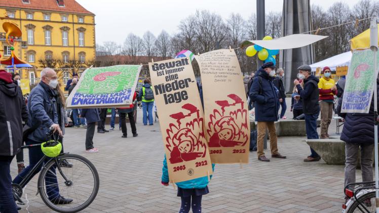 Osnabrück: Aktionstag zum Ratsentscheid zur Klimaneutralität vor der Osnabrückhalle. 15.03.2022