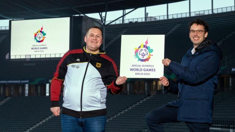 Dennis Mellentin (l.), Athletensprecher der Special Olympics Berlin, und Sven Albrecht (r.), CEO des Organisationskomitees und Bundesgeschäftsführer sind stolz, das neue Logo der Spiele präsentieren zu können. Dennis Mellentin (l.), Athletensprecher der Special Olympics Berlin, und Sven Albrecht (r.), CEO des Organisationskomitees und Bundesgeschäftsführer sind stolz, das neue Logo der Spiele präsentieren zu können.