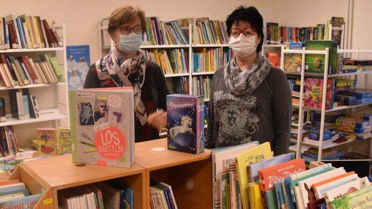 Sie kümmern sich vorerst um die Sternberger Bibliothek: Karin Taubenheim (l.) und Petra Rauchfuß.