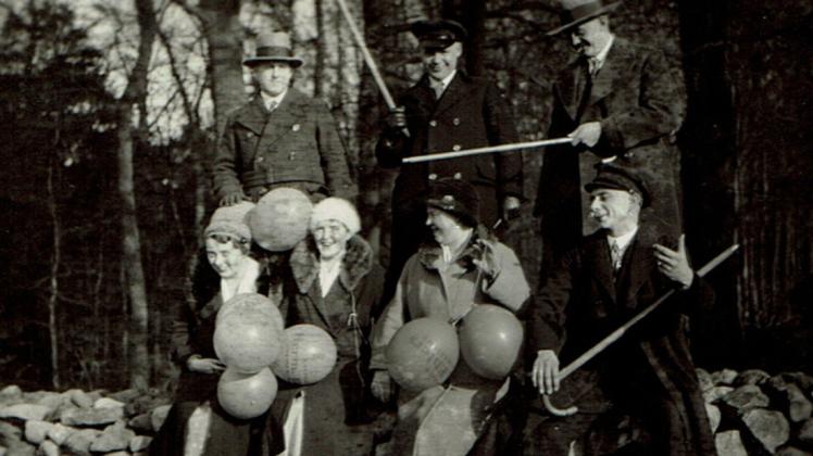 Sie ruhen sich nach zwölf Kilometern Fußmarsch kurz aus an einem uralten Findlingsgrab in Steinkimmen: Familienkohlfahrt anno 1932.