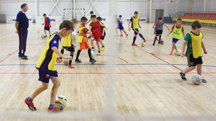 Die in Niedersachsen geplante 2G-Ausweitung auf Jugendliche macht Nachwuchstrainern im Sport Sorge. Nun könnte es zu einer Regelung ab 16 Jahren kommen. (Symbolbild)