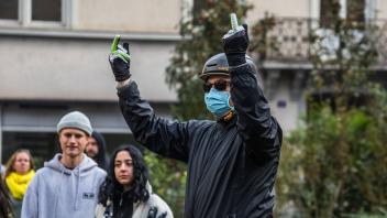 Ein aggressiver Demonstrant auf einer Corona-Demo. Wie gelingt es in solchen Zeiten, den höflichen Umgang zu wahren?