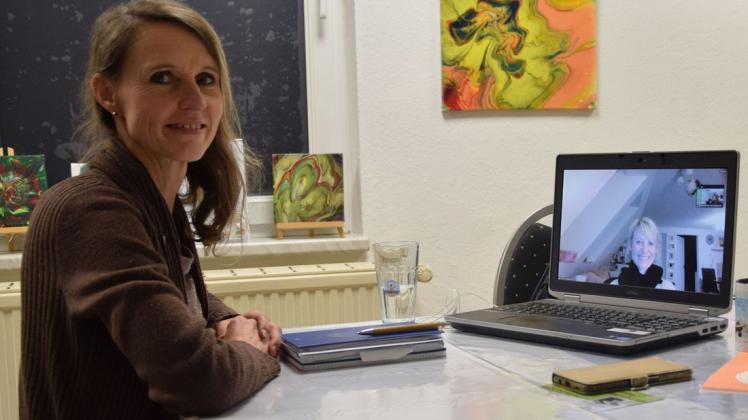 Sie wollen per Videochat den "Unternehmerstammtisch Sternberger Seenland" gründen: Die beiden Künstlerinnen Nicole Kohröber (l.) und Sabrina Malchow. Und sie nutzen die Technik bereits für ihren gegenseitigen Austausch.