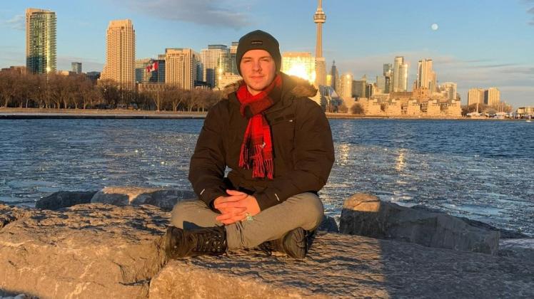 Jeremias Telschow vor der Silhouette der kanadischen Hauptstadt Toronto.