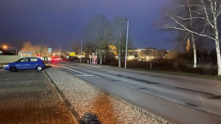 Dieses Foto einer hochauflösenden Kamera täuscht. In der Straße Am Forsthof ist es derzeit stockdunkel. Die Straßenlaternen funktionieren nicht. Dieses Foto einer hochauflösenden Kamera täuscht. In der Straße Am Forsthof ist es derzeit stockdunkel. Die Straßenlaternen funktionieren nicht.