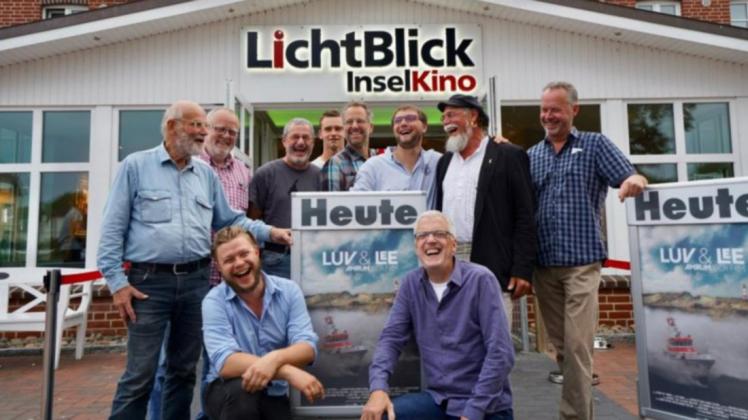 2018 lief "Luv & Lee " das erste Mal im Amrumer Kino "Lichtblick". Auch 2021 war der Film der Erfolgreichste im Amrumer Kino, wie Betreiber Ralf Thomsen (rechts hockend) erzählt.