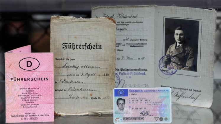Mit der Führerscheinvielfalt soll es bald vorbei sein: Führerschein-Vielfalt: Zwei alte Führerscheine von 1929 sowie ein rosa Führerschein, der zwischen 1986 und 1998 ausgestellt wurde, und ein EU-Führerschein, wie er seit dem Anfang 1999 ausgegeben wird.