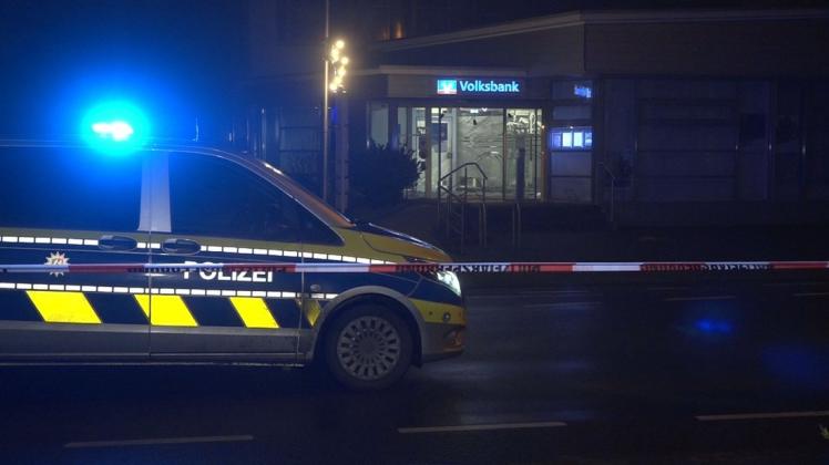 Automatensprengung in der Nacht: Die Polizei hatte den Tatort rund um die Bankfiliale an der Mettinger Straße in Ibbenbüren-Laggenbeck in der Nacht abgesperrt.